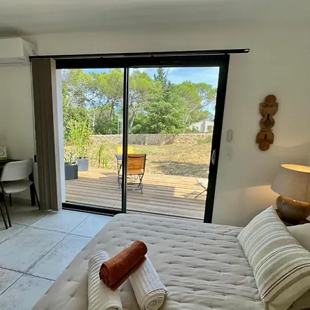 Le Clos Des Cigales فندق مبيت وإفطار *