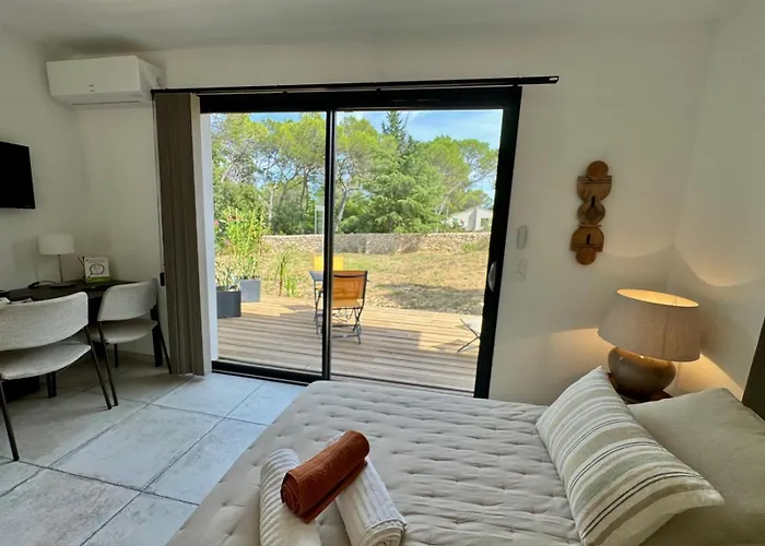 Le Clos Des Cigales فندق مبيت وإفطار *